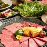 塩タン、塩ツラミ、ロース、ハラミ、カルビ、テッチャン、焼野菜、チシャなど「定番」を組み合わせたオススメセットです。