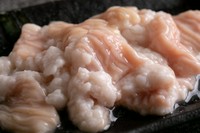 説明不要の白系ホルモンの代表格！別名シマチョウ
希少な「シマチョウ」部位を丁寧に掃除した新鮮な状態でお出しします。新鮮触感をお楽しみください。
