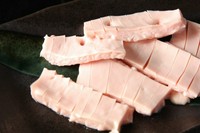 コリコリ食感で淡白で、くせになる美味しい希少部位。
別名タケスジ(大動脈部位)