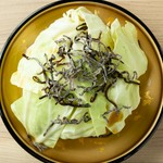 食べだしたら止まらない「やみつき塩ダレキャベツ」
キャベツの旨みを塩こぶと薬味ダレで包みました。
お酒にもご飯にも相性抜群！お箸が止まりません。