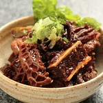 思い出の味！和牛どて焼き
もったいないが口癖の祖母が、精肉やホルモンの仕込みの際に出る端材でよく作ってくれた『どて煮』。
それぞれの部位独特の旨みが濃縮された一品です。