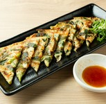 表面はカリ！中はしっとり！「チヂミ」
当店のチヂミは、ニラの香ばしさにこだわっています。
たっぷりのごま油でニラの火の通りに注意しながら、表面はカリッと中はしっとり焼きあげました。