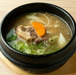 牛のテール(尻尾)5頭分を真っ白なゼリー状態になるまで12時間以上煮込んだテールスープには、コラーゲンがぎっしり。