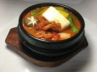 具がいっぱいの味噌煮込みスープ。
※牛すね肉・鶏ガラ・カルビ・バラ肉・テールのだしで作ったスープベース