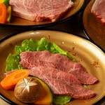 厳選牛の定番部位であるロースやカルビ、ハラミや希少部位を焼肉でバランスよくお楽しみいただけるコース。