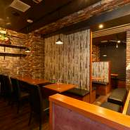 友人同士やカップル、お一人様などさまざまなシーンで利用可能な空間になっております。店内はモダンジャズが流れており、お洒落かつ落ち着いた空間になっております。