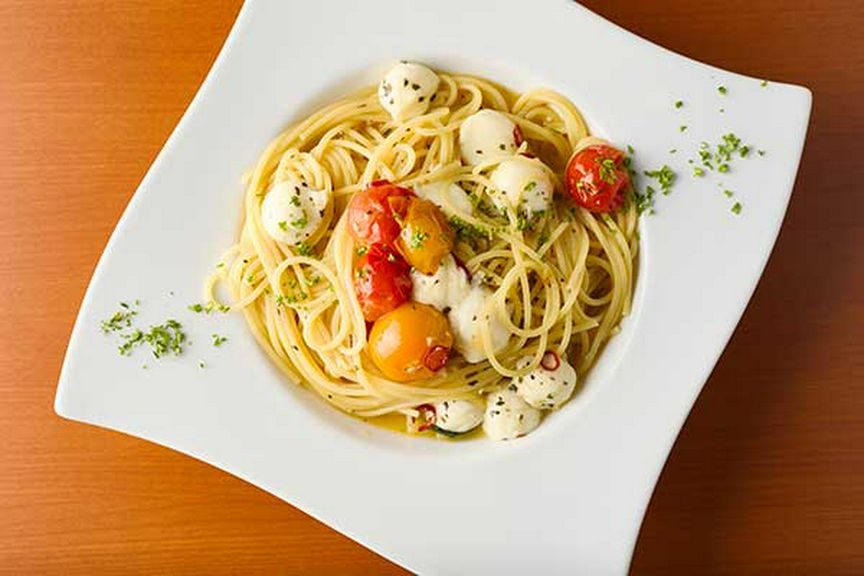 チェリートマトとモッツァレラチーズのバジルペペロンチーノ
