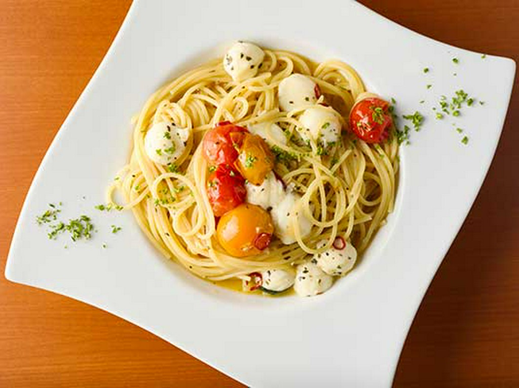 チェリートマトとモッツァレラチーズのバジルペペロンチーノ