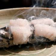 食材には、鱧、鮑、鰻など旬の魚介をはじめ、ブランド牛や山の幸を厳選。和食だけでなく、洋食でも研鑽を積んだ店主だからこそつくることができる割烹料理が揃っています。