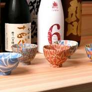 唎酒師の資格を持つ店主が選ぶ10種類以上の日本酒と、ソムリエ選りすぐりのワインを用意。それぞれの料理に合うお酒を提案してもらうこともできます。