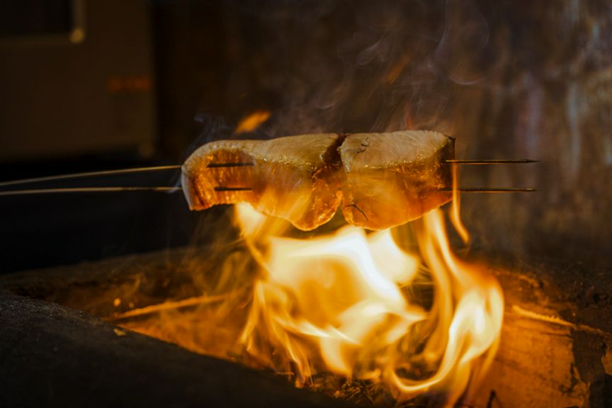 「とろさわら」とも呼ばれるほど脂がのったさわらは藁焼きに。