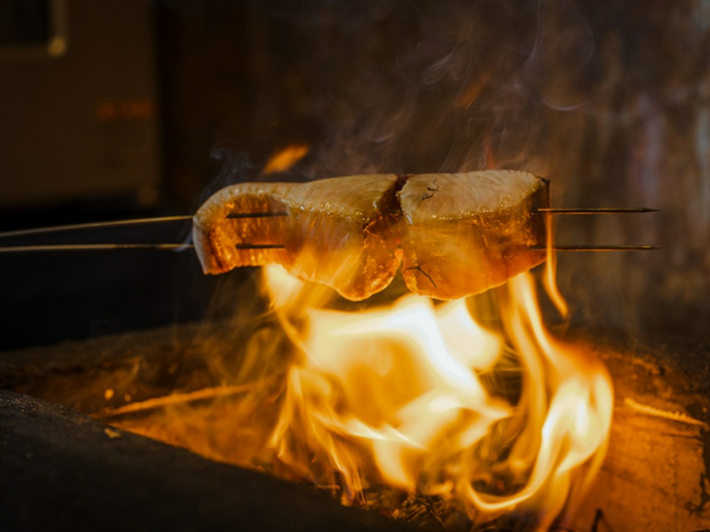 「とろさわら」とも呼ばれるほど脂がのったさわらは藁焼きに。