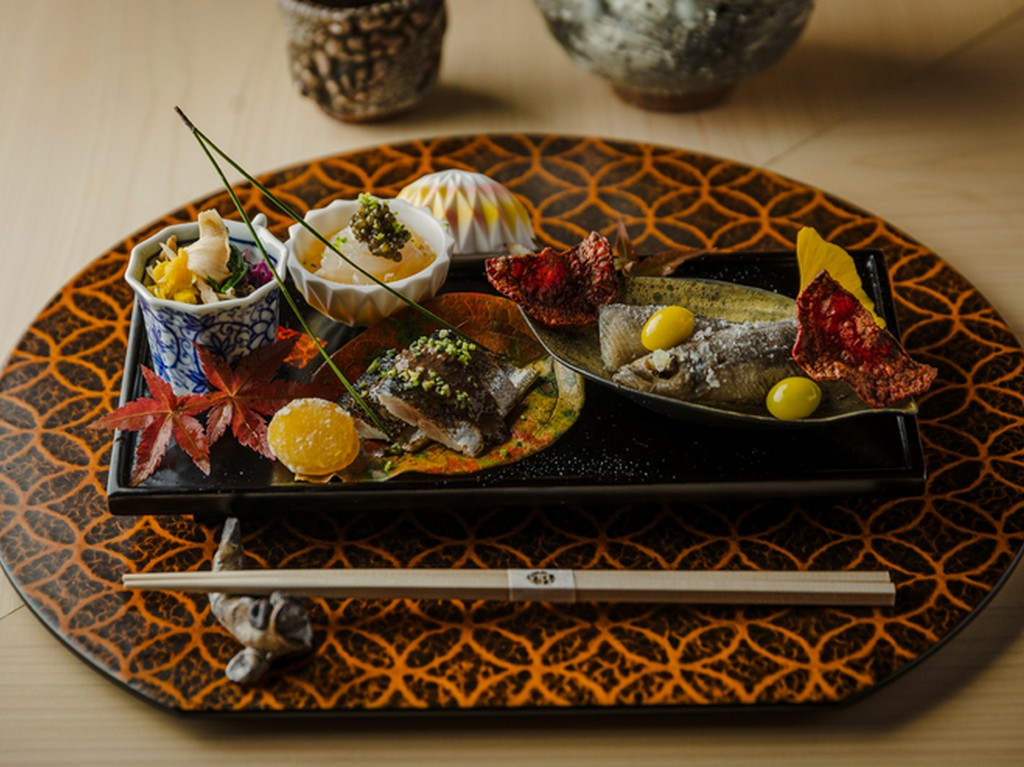 高級割烹で研鑽を積んだ店主による、枠に捉われない割烹料理が楽しめる。