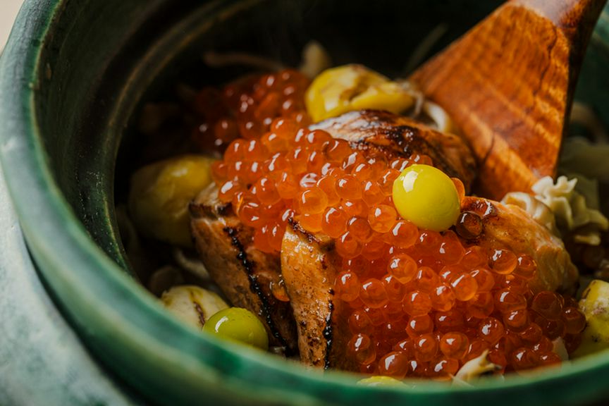 「舞茸と鮭いくらのご飯」は、庄内米を使い、ふっくらと炊き上げます。