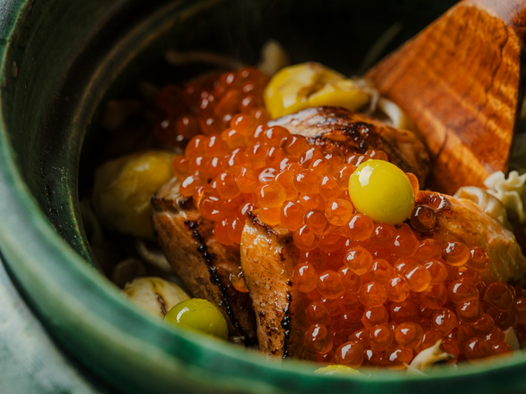 「舞茸と鮭いくらのご飯」は、庄内米を使い、ふっくらと炊き上げます。