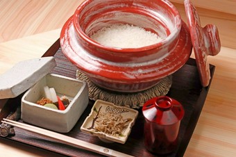 炊きあがるまでの段階で変化する風味を楽しむ『土鍋ご飯』
