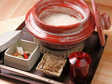 炊きあがるまでの段階で変化する風味を楽しむ『土鍋ご飯』