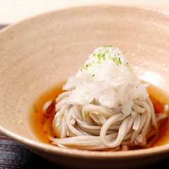 職人の手で毎朝手打ち蕎麦に仕上げる、厳選した蕎麦の実