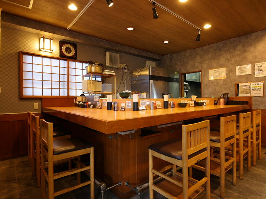 厨房前のカウンター席は、一人ランチ・ちょい飲みにちょうどいい