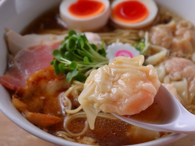 どぅるん・むちっ・じゅわっ。旨みが広がる『ワンタン』