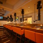 六本木駅近くのビル最上階という絶好のロケーション。店内に一歩足を踏み入れると、窓の外にきらめく夜景を一望できます。ディナータイムに訪れるのはもちろん、深夜にお腹が空いたときにもオススメです。