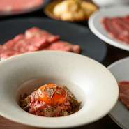 各地から取り寄せる黒毛和牛に加えて、希少部位や生肉を味わえるのも【ERABITE】の魅力。一つ一つ丁寧な仕事が光る逸品は、グルメなゲストも大満足のクオリティです。