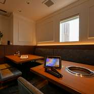 ビル最上階からの夜景を楽しめるラグジュアリーな個室は、ロースターの蓋を閉めるとカラオケルームに早変わり。防音対策も万全なので、周りを気にせず楽しく盛り上がれそうです。