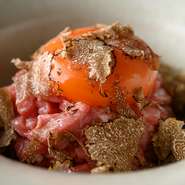 和牛のモモ肉と黒トリュフのハーモニーを楽しめる贅沢な一品です。新鮮なお肉を生のまま味わえるのは、食品衛生法の基準を満たした【ERABITE】ならでは。濃厚な卵を絡めていただけば、格別の味わいです。