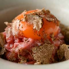 とろけるような肉の旨みとトリュフの芳醇な香りを堪能！『トリュフがけユッケ』