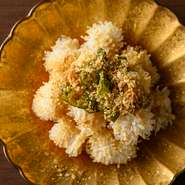  “ウルテ”とは牛の喉元にある軟骨のこと。ホルモンの中でもっとも硬いとされるため丁寧に包丁を入れるのがポイント。火を入れることで花が咲いたようになる一品は、青唐辛子が香る自家製ポン酢でいただきます。