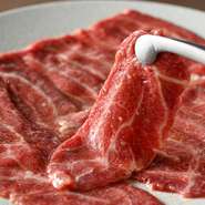 あえて産地や等級を限定せず、その時々に一番いいお肉を仕入れるのが【ERABITE】のこだわり。厳選した赤身肉の盛り合わせは、上質な肉の旨みを堪能できる一皿。おいしい食べ比べを楽しんで。