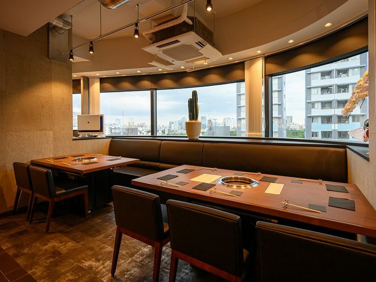 カウンター席ならではのライブ感、窓の外に広がる夜景を満喫！