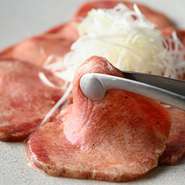 厳選した黒毛和牛を味わえる【ERABITE】のメニューの中で、『上タン塩』に使用するのは一頭からわずかしか取れない希少な“タン元”。その肉質は驚くほどやわらかく、上質な脂の旨みを堪能できます。