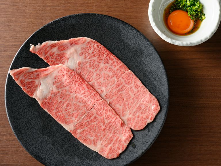 希少部位「ザブトン」をサッと炙ってすき焼き感覚で味わう