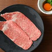 上質な赤身にきめ細やかなサシが入った“ザブトン”は、やわらかな食感と濃厚な旨みが特徴。程よく火を通したら、20種以上から選りすぐった極上の卵と自家製だれに絡めていただきます。