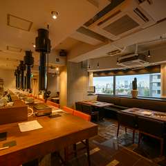 カウンター席ならではのライブ感、窓の外に広がる夜景を満喫！