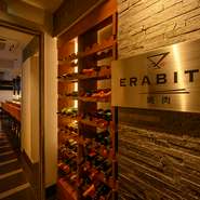 エントランス横にワインが並べられているように、ワインの品ぞろえが豊富なこちらのお店。赤・白・泡…好みのグラスを片手に焼肉をいただく、贅沢な時間を満喫できます。