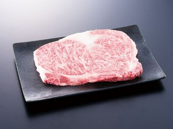 最高級の雌A5飛騨牛を使用。霜降り牛の肉汁と、その旨みを堪能できる『サーロインステーキ』