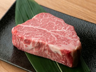 雌A5飛騨牛を使用。店内熟成庫でエイジングさせた熟成焼肉