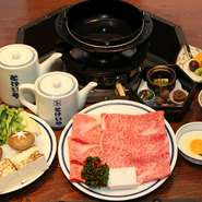 【とけいや】は、神戸の地で牛肉の「しゃぶしゃぶ」をはじめて60年以になる歴史ある老舗料理店。秘伝の自家製ダレやだしは、上質な肉の旨みを最大に引き出せるよう、時間をかけ改良しながら継承してきました。
