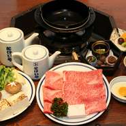 【とけいや】は、神戸の地で牛肉の「しゃぶしゃぶ」をはじめて60年以になる歴史ある老舗料理店。秘伝の自家製ダレやだしは、上質な肉の旨みを最大に引き出せるよう、時間をかけ改良しながら継承してきました。
