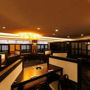 旧店内で使用していた八角形のテーブルを再利用したりと、面影を残しつつリニューアルしています。和モダンの素敵な雰囲気はそのままに、すべてのテーブルをイス席にし、化粧室などもバリアフリー化。
