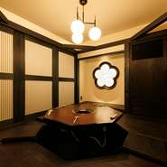 リニューアル前の八角形のテーブルを残した4名用の個室。ゆったり広々とした空間になっていて、ご家族などでの会食にも喜ばれています。部屋をつなげて8名までの利用も可能。