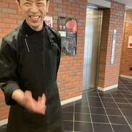 老舗料亭で腕を磨いた料理長が腕を振るう料理は、しゃぶしゃぶ、すきやきのみならず、旬の食材を使った『前菜』などをはじめ、豊富な逸品料理でもいただけます。お土産の神戸牛巻き寿司も大人気。