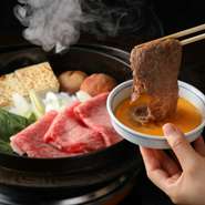 こだわりの割り下と白だしでつくる「すき焼き」は、肉の旨みを最大限に引き出した至福の味わいです。まずは肉を焼いていただくのが【とけいや】流。味が染みた1枚目の肉は卵をたっぷり絡めて召し上がれ。