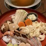 コシの強い、とけいや特製手打ちうどんや魚介類を伝統の秘伝だしで。