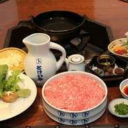 神戸牛の旨みはもちろん、手づくりのタレがおいしさの決め手。焙煎したゴマに隠し味のニンニクを加えたゴマダレ。そして徳島産のすだちが香るポン酢と、濃厚な肉の旨みが2種類のタレでさらに際立ちます。