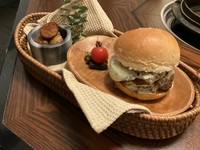 店内でもお召し上がり頂けます。

デリバリーは御座いません。