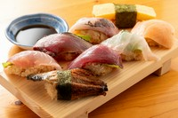 その日入荷したオススメネタを赤酢のシャリで握った、高知の地元色あふれるお寿司が8貫はいります。