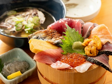 特上びんび海鮮丼（海鮮が山盛り）